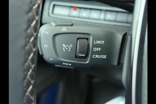 Peugeot 3008 1.6T 225pk AUT-8 GT Pack HYbrid Leer/Alcantara+Elektr.+Verwarmd Trekhaak Navi360°Camera Apple Carplay Android Ecc HiFi Premium FOCAL® Zwarte Hemel Lane Assist Dodehoekwaarschuwing 1e Eigenaar Origineel Nederlandse Auto Nieuwprijs €51.858,-