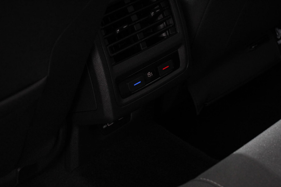 Volkswagen Golf 1.5 eTSI 150pk DSG Style Navigatie Climate Control Camera Electrische stoel verstelling Led Dab Adaptive Cruise Control