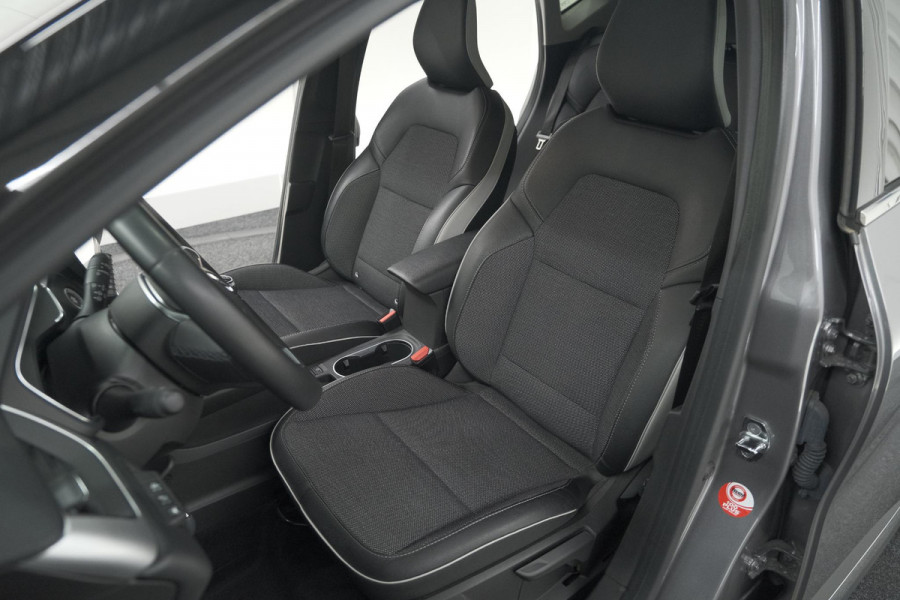 Renault Captur TCe 90 Intens | Camera | Parkeersensoren | Navigatie | 18 Inch Velgen