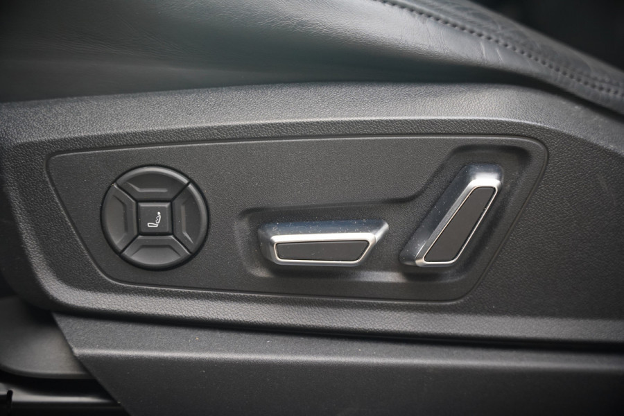 Audi e-tron e-tron 55 quattro advanced 95 kWh S-Line | Panoramadak | RS Seats | Bang & Olufsen | Stoelverwarming | Head-Up Display | 360 Camera | Matrix LED | Luchtvering | Memory Seat | Elektrisch Verstelbare Stoelen | B&O