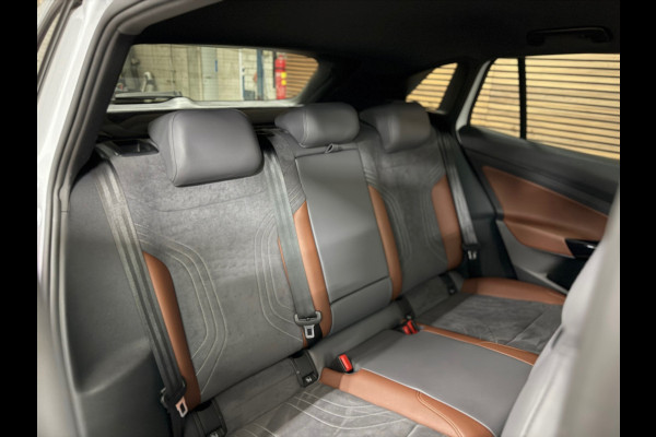 Volkswagen ID.4 First 77 kWh | Navi | Camera | Adaptive Cruise | 1st | Leder / Alcantara | Trekhaak | BTW-Auto | Carplay