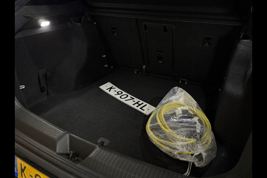 Volkswagen ID.4 First 77 kWh | Navi | Camera | Adaptive Cruise | 1st | Leder / Alcantara | Trekhaak | BTW-Auto | Carplay