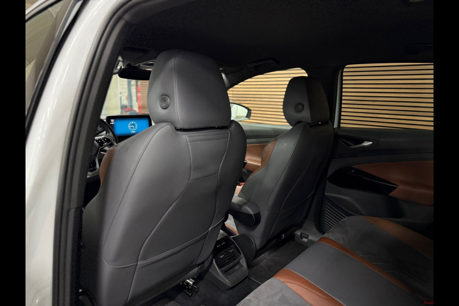 Volkswagen ID.4 First 77 kWh | Navi | Camera | Adaptive Cruise | 1st | Leder / Alcantara | Trekhaak | BTW-Auto | Carplay