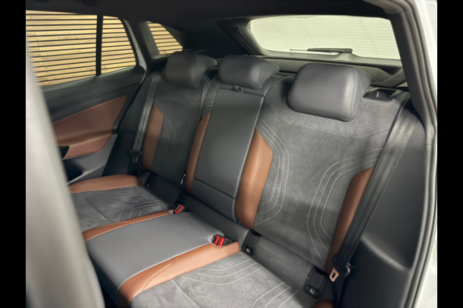 Volkswagen ID.4 First 77 kWh | Navi | Camera | Adaptive Cruise | 1st | Leder / Alcantara | Trekhaak | BTW-Auto | Carplay