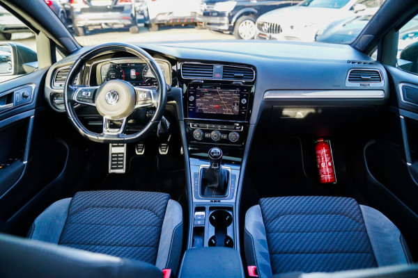 Volkswagen Golf 1.0 TSI Highline | R-line | Achteruitrijcamera | Pano