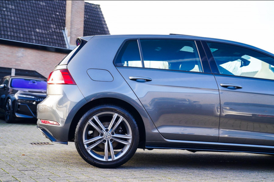 Volkswagen Golf 1.0 TSI Highline | R-line | Achteruitrijcamera | Pano