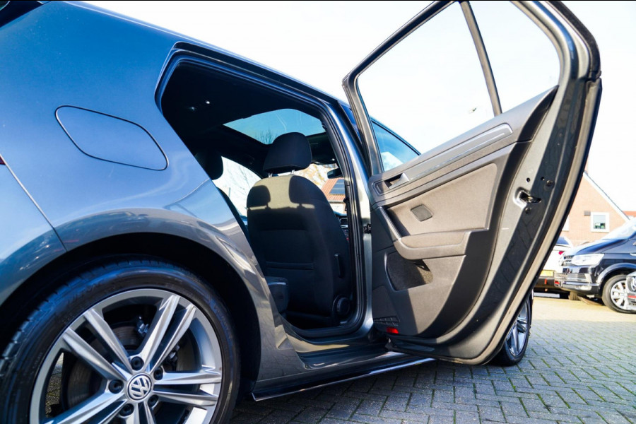 Volkswagen Golf 1.0 TSI Highline | R-line | Achteruitrijcamera | Pano