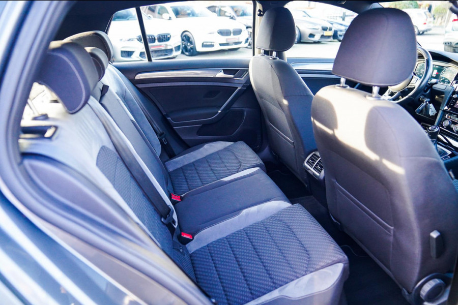 Volkswagen Golf 1.0 TSI Highline | R-line | Achteruitrijcamera | Pano