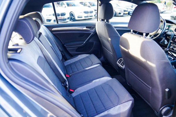 Volkswagen Golf 1.0 TSI Highline | R-line | Achteruitrijcamera | Pano