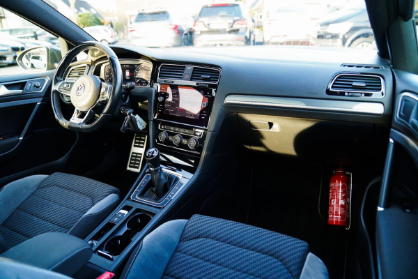 Volkswagen Golf 1.0 TSI Highline | R-line | Achteruitrijcamera | Pano