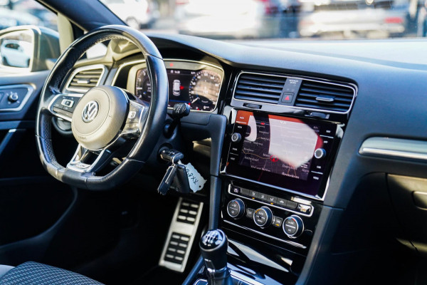 Volkswagen Golf 1.0 TSI Highline | R-line | Achteruitrijcamera | Pano