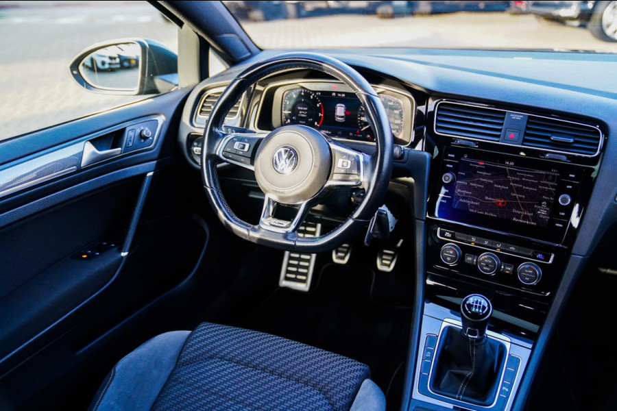 Volkswagen Golf 1.0 TSI Highline | R-line | Achteruitrijcamera | Pano