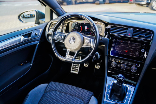 Volkswagen Golf 1.0 TSI Highline | R-line | Achteruitrijcamera | Pano