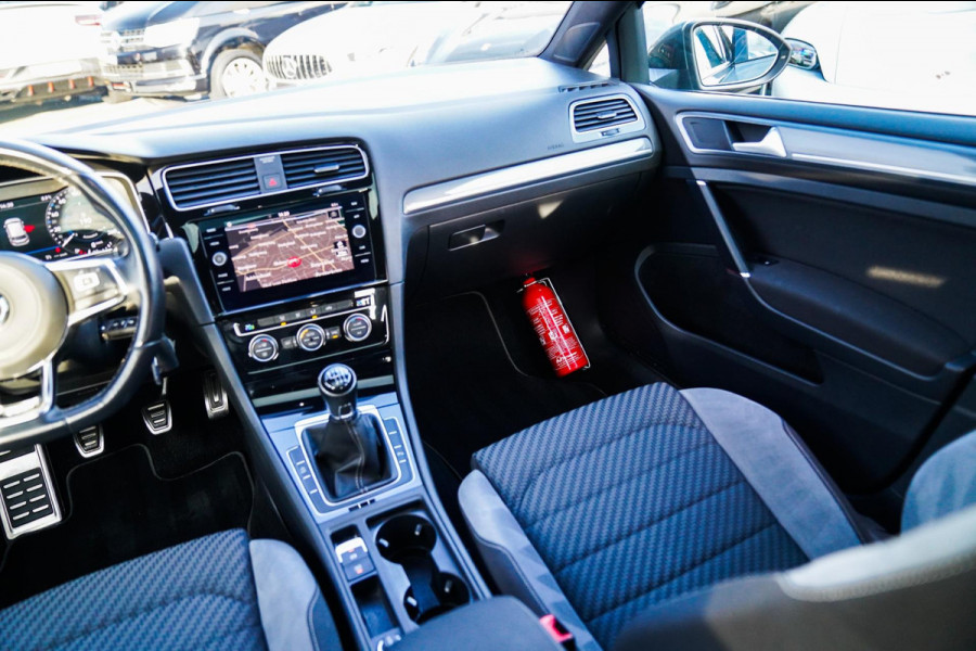 Volkswagen Golf 1.0 TSI Highline | R-line | Achteruitrijcamera | Pano