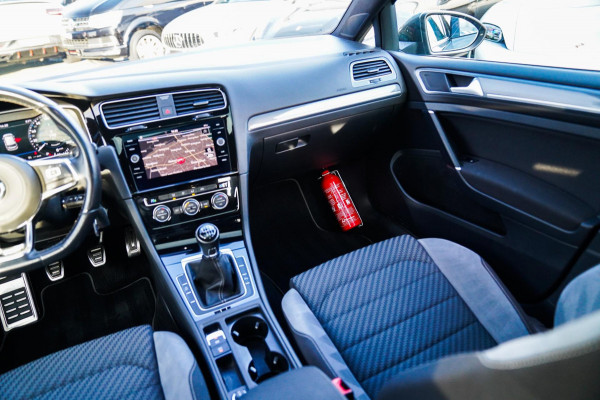 Volkswagen Golf 1.0 TSI Highline | R-line | Achteruitrijcamera | Pano