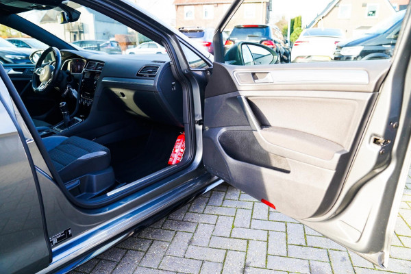 Volkswagen Golf 1.0 TSI Highline | R-line | Achteruitrijcamera | Pano