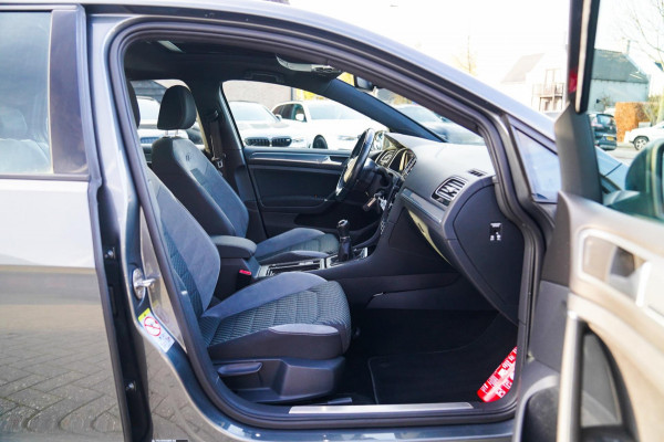 Volkswagen Golf 1.0 TSI Highline | R-line | Achteruitrijcamera | Pano