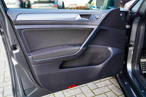 Volkswagen Golf 1.0 TSI Highline | R-line | Achteruitrijcamera | Pano