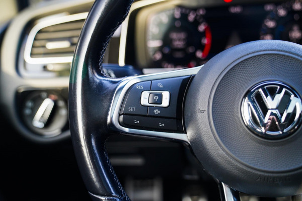 Volkswagen Golf 1.0 TSI Highline | R-line | Achteruitrijcamera | Pano