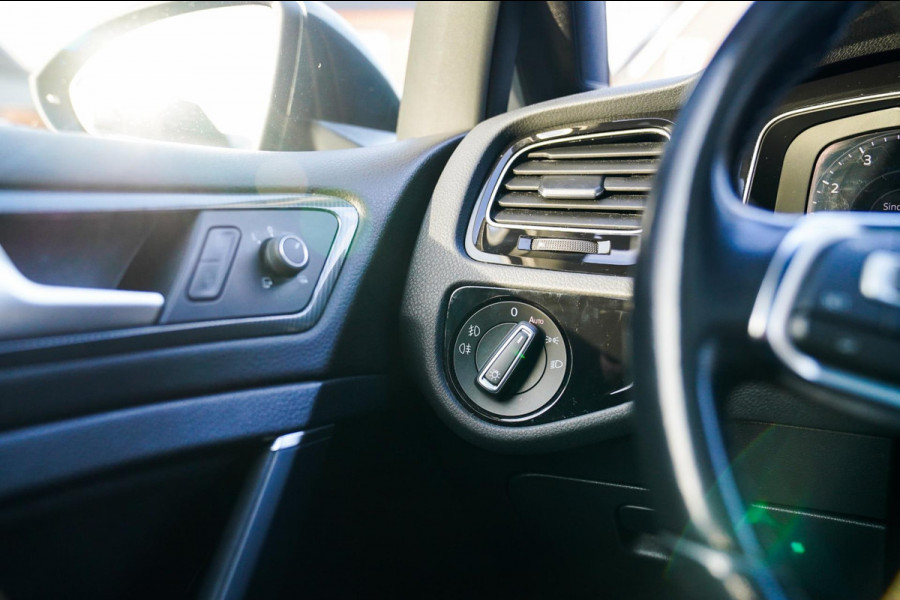 Volkswagen Golf 1.0 TSI Highline | R-line | Achteruitrijcamera | Pano