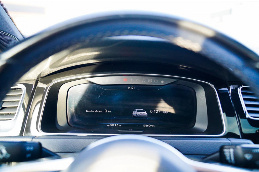 Volkswagen Golf 1.0 TSI Highline | R-line | Achteruitrijcamera | Pano