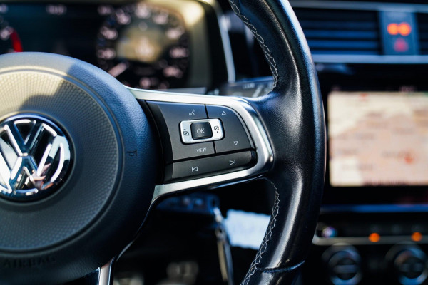 Volkswagen Golf 1.0 TSI Highline | R-line | Achteruitrijcamera | Pano