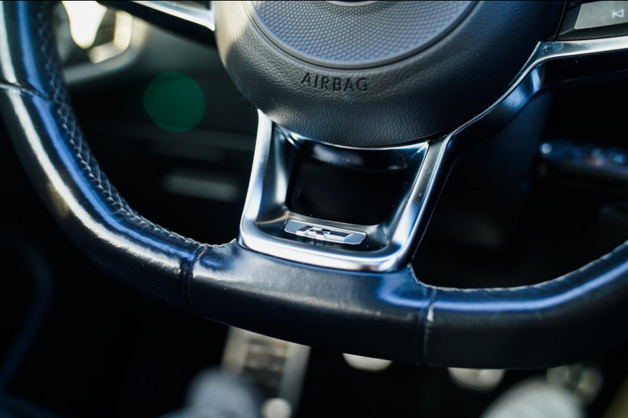 Volkswagen Golf 1.0 TSI Highline | R-line | Achteruitrijcamera | Pano