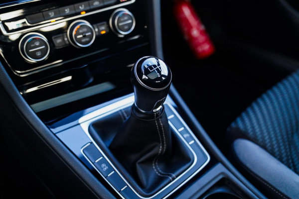 Volkswagen Golf 1.0 TSI Highline | R-line | Achteruitrijcamera | Pano