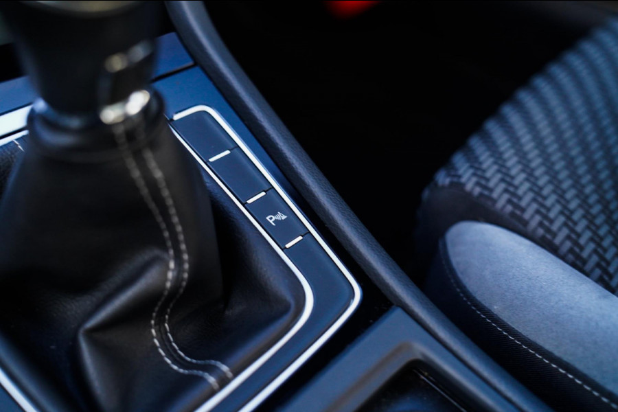 Volkswagen Golf 1.0 TSI Highline | R-line | Achteruitrijcamera | Pano