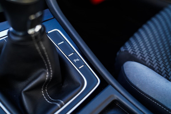 Volkswagen Golf 1.0 TSI Highline | R-line | Achteruitrijcamera | Pano