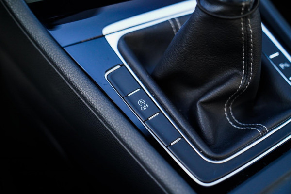 Volkswagen Golf 1.0 TSI Highline | R-line | Achteruitrijcamera | Pano