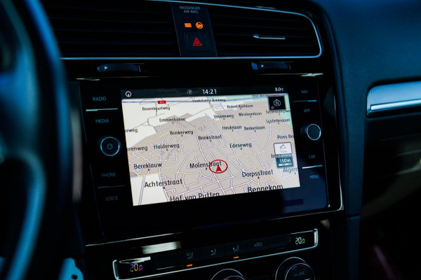 Volkswagen Golf 1.0 TSI Highline | R-line | Achteruitrijcamera | Pano