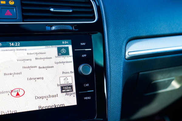 Volkswagen Golf 1.0 TSI Highline | R-line | Achteruitrijcamera | Pano