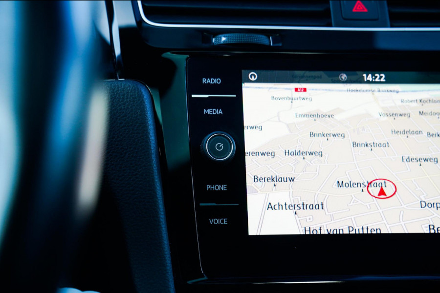 Volkswagen Golf 1.0 TSI Highline | R-line | Achteruitrijcamera | Pano