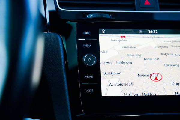 Volkswagen Golf 1.0 TSI Highline | R-line | Achteruitrijcamera | Pano