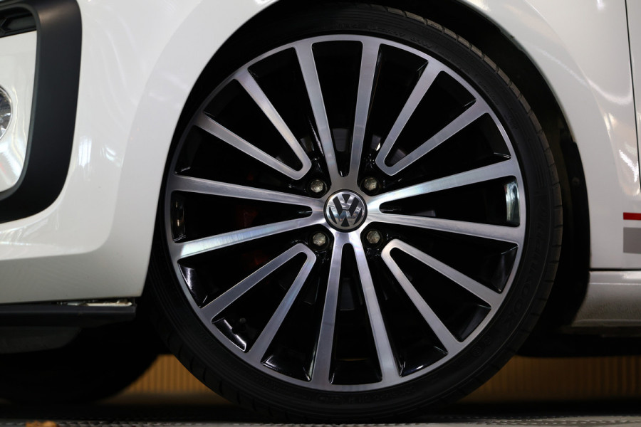 Volkswagen up! 1.0 TSI Beats Up! 90pk PANO BT PDC STOELVW CRUISE ECC '17