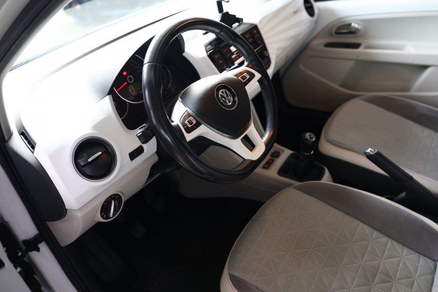 Volkswagen up! 1.0 TSI Beats Up! 90pk PANO BT PDC STOELVW CRUISE ECC '17