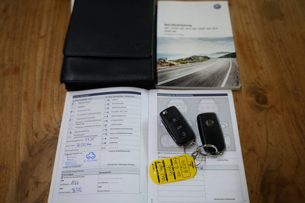 Volkswagen up! 1.0 TSI Beats Up! 90pk PANO BT PDC STOELVW CRUISE ECC '17