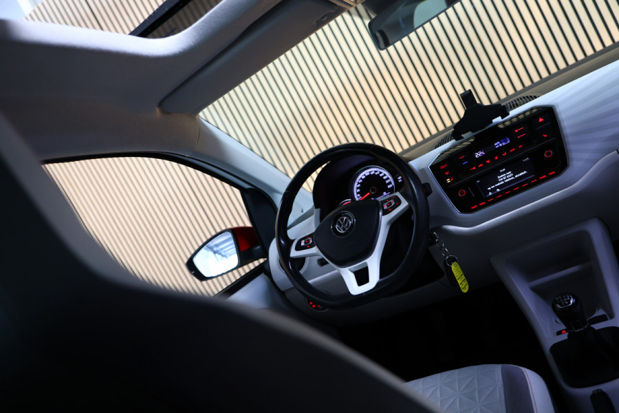 Volkswagen up! 1.0 TSI Beats Up! 90pk PANO BT PDC STOELVW CRUISE ECC '17