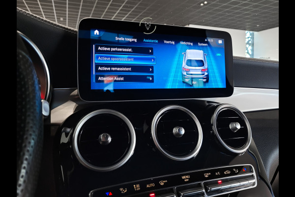 Mercedes-Benz GLC 200 4-M AMG Night|Panorama|20"|Trekhaak|MBUX|Spoorpakket|Sfeerverlichting|Treeplanken|New Service
