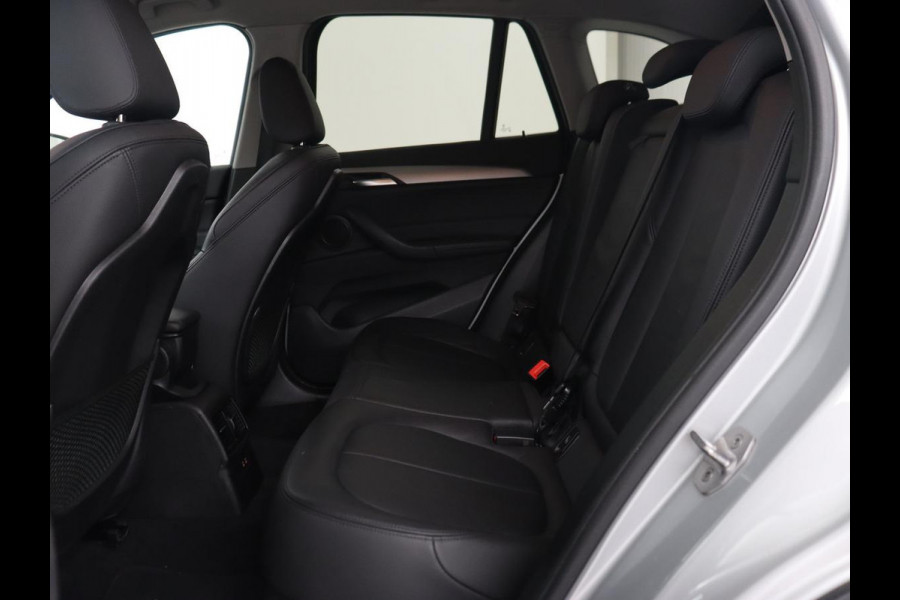 BMW X1 sDrive18i High Executive | Head-Up | Trekhaak | Leder | Stoelverwarming | Sportstoelen | Full LED | Park Assist | Climate control | Bluetooth | Navigatie | Cruise control