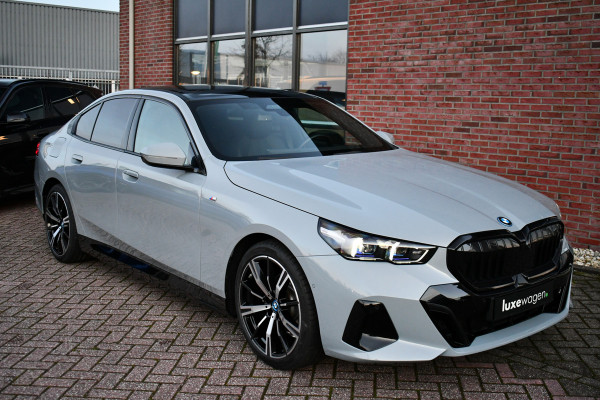 BMW 5 Serie 530e M-Sport Pano ACC 360 H/K Stoel-vent Brooklyngrau
