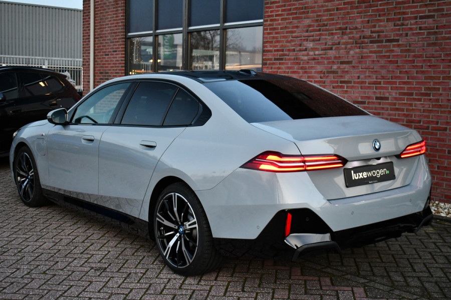 BMW 5 Serie 530e M-Sport Pano ACC 360 H/K Stoel-vent Brooklyngrau