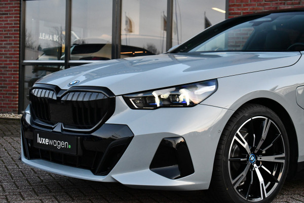 BMW 5 Serie 530e M-Sport Pano ACC 360 H/K Stoel-vent Brooklyngrau