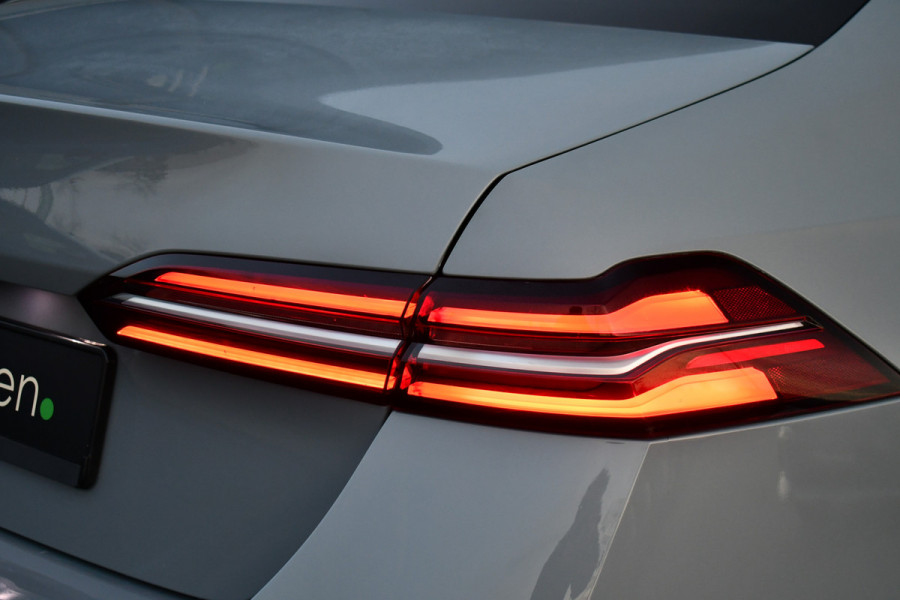 BMW 5 Serie 530e M-Sport Pano ACC 360 H/K Stoel-vent Brooklyngrau