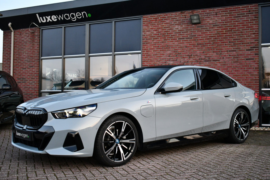 BMW 5 Serie 530e M-Sport Pano ACC 360 H/K Stoel-vent Brooklyngrau