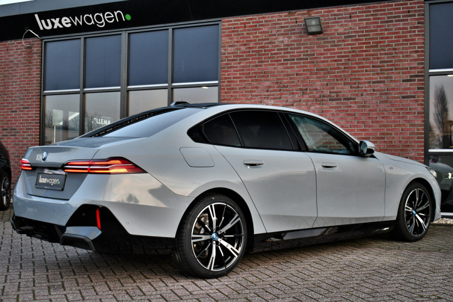 BMW 5 Serie 530e M-Sport Pano ACC 360 H/K Stoel-vent Brooklyngrau