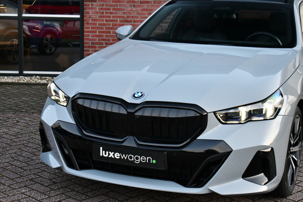 BMW 5 Serie 530e M-Sport Pano ACC 360 H/K Stoel-vent Brooklyngrau