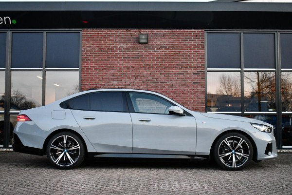 BMW 5 Serie 530e M-Sport Pano ACC 360 H/K Stoel-vent Brooklyngrau