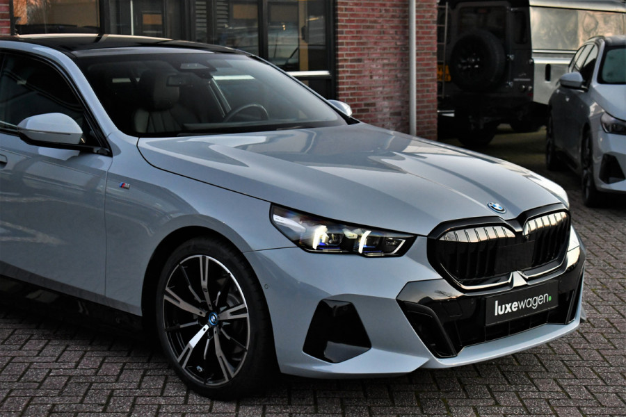 BMW 5 Serie 530e M-Sport Pano ACC 360 H/K Stoel-vent Brooklyngrau